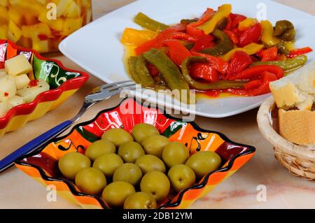 Tapas, grüne Oliven, gemischte Paprika, Manchego-Käse mit Chilis in Olivenöl, Mijas Costa, Costa del Sol, Provinz Málaga, Andalusien, Spanien, Europa. Stockfoto