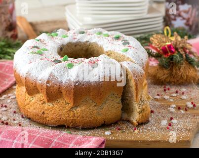 Köstliche Nusskuchen mit Haselnüssen auf einem rustikalen Holzbrett Stockfoto