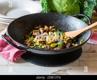 Gebratene Fleischbällchen mit wirsing in einer Wok-Pfanne Stockfoto