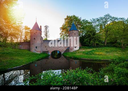 Das Beste von Amersfoort, altes Wassertor Monnikendam in Amersfoort City. Zwei Türme sind mit einem Bogentor verbunden. Stockfoto