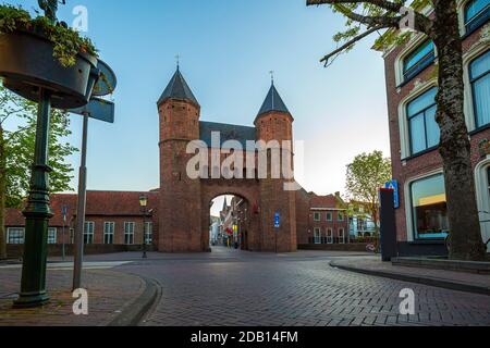 Das Beste von Amersfoort, altes Stadttor Kamperbinnenpoort in Amersfoort. Zwei Türme sind mit einem Bogentor verbunden. Stockfoto