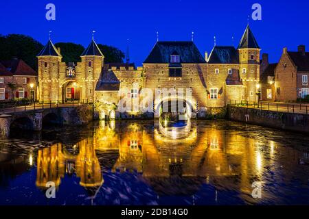 Best of Amersfoort, altes Stadttor Koppelpoort in Amersfoort Stadt während der Dämmerung. Zwei Türme sind mit einem Bogentor verbunden. Stockfoto