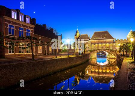 Best of Amersfoort, altes Stadttor Koppelpoort in Amersfoort Stadt während der Dämmerung. Zwei Türme sind mit einem Bogentor verbunden. Stockfoto