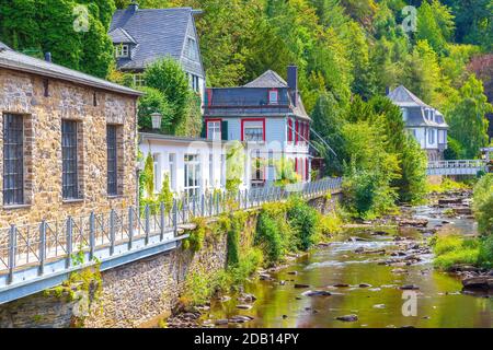 Das Beste des touristischen Dorfes Monschau, in den Hügeln der Nordeifel gelegen, im Naturpark hohes Venn – Eifel im engen Tal der Stockfoto