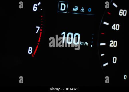 Tachometer im Auto auf dem Armaturenbrett Stockfoto