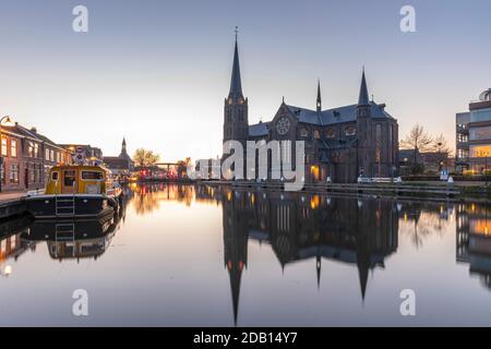 Das historische Dorf Leidschendam, in den Niederlanden am Rijn-schiekanaal während der Dämmerung Stockfoto