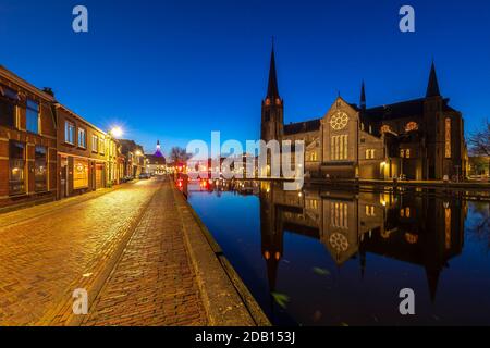 Das historische Dorf Leidschendam, in den Niederlanden am Rijn-schiekanaal während der Dämmerung Stockfoto