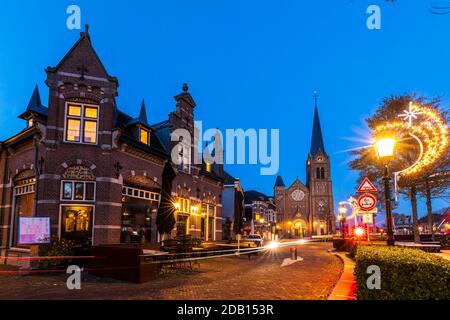 Das historische Dorf Leidschendam, in den Niederlanden am Rijn-schiekanaal während der Dämmerung Stockfoto