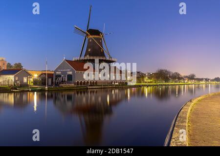 Das historische Dorf Leidschendam, in den Niederlanden am Rijn-schiekanaal während der Dämmerung Stockfoto