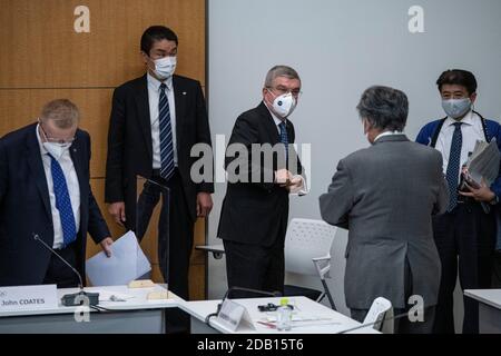 Tokio, Japan. November 2020. Der Präsident des Internationalen Olympischen Komitees, Thomas Bach (C), verlässt das Land, nachdem er an einer Pressekonferenz am 16. November 2020 in Tokio, Japan, teilgenommen hat. Herr Bach besucht drei Tage Tokio, um über die Olympischen und Paralympischen Spiele 2020 zu sprechen, die wegen der Coronavirus-Pandemie Covid-19 verschoben wurden. Ein kürzlich angekündigtem Impfstoff gegen das Virus hat Hoffnung geweckt, dass die Spiele mit ausländischen Zuschauern Schieß los. werden. Quelle: POOL/ZUMA Wire/Alamy Live News Stockfoto