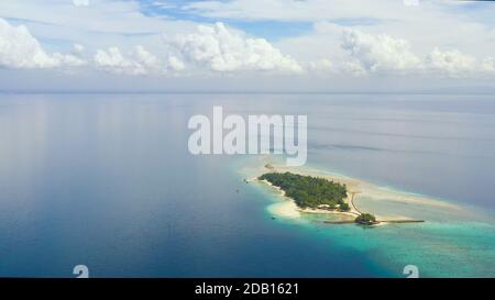 Little Liguid Island mit einem Sandstrand und azurblauem Wasser umgeben von einem Korallenriff und einem Atoll, Luftbild. Little Cruz Island, Philippinen, Samal. Stockfoto