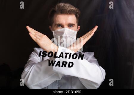 Doktor Mann mit Maske mit offener Hand tun Stop-Zeichen mit ernsten und selbstbewussten Ausdruck, Verteidigung Geste. Coronavirus-Ausbruch, Covid-19 und Stockfoto