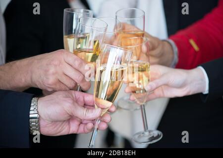 Geschäftsleute trinken Champagner und feiern das neue Jahr auf einer Büroparty Stockfoto