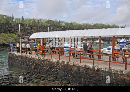 Leute warten Boot an der Anlegestelle des Hafens, Puerto Ayora, Santa Cruz Insel, Galapagos Insel, Ecuador Stockfoto