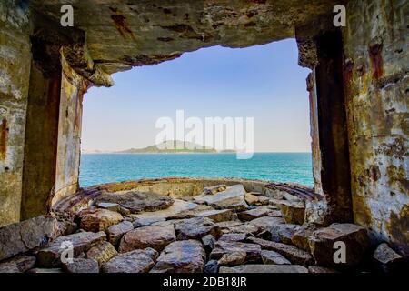 Blick auf die Insel vom historischen Bunker in Hong Kong Stockfoto