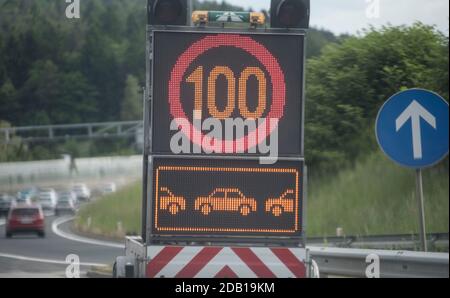 Ein Verkehrsstau Warnschild auf der Straße Stockfoto