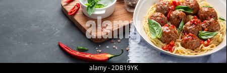 Fleischbällchen mit Tomatensauce und Spaghetti. Authentisches italienisches Rezept. Stockfoto
