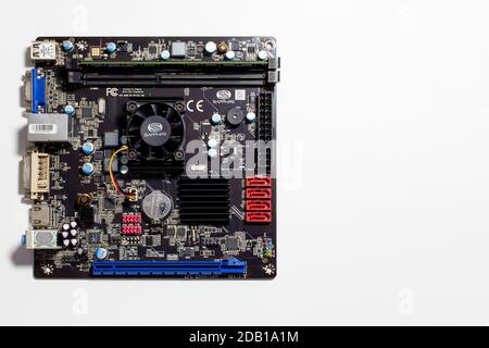 Motherboard Mini ITX Formfaktor auf weißer Oberfläche Stockfoto