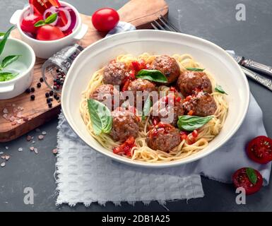 Fleischbällchen mit Tomatensauce und Spaghetti. Authentisches italienisches Rezept. Stockfoto