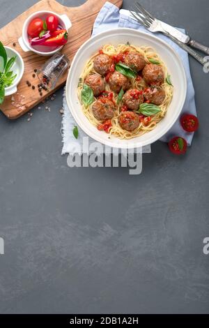 Fleischbällchen mit Tomatensauce und Spaghetti. Authentisches italienisches Rezept. Draufsicht, Kopierbereich Stockfoto