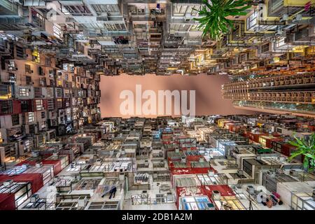 Altes dichtes Hong Kong Appartementgebäude, das nachts aufschaut Stockfoto