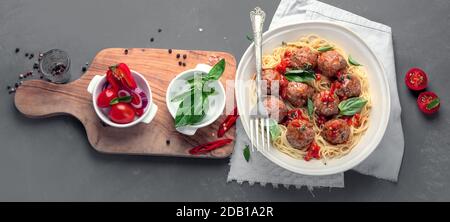 Fleischbällchen mit Tomatensauce und Spaghetti. Authentisches italienisches Rezept. Draufsicht, Panorama, Banner Stockfoto