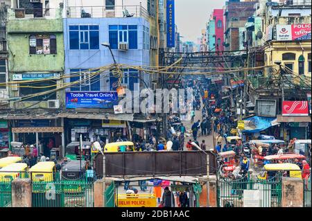 Chaotic Street, Chandni Chowk Basar, einer der ältesten Märkte in Old Delhi, Indien Stockfoto