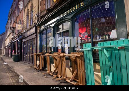 Bristol, Großbritannien. November 2020. Am ersten Abend des Lockdown 2 in England liegen die Straßen im Stadtzentrum von Bristol, berühmt für ihr lebhaftes Nachtleben, leer, Stockfoto