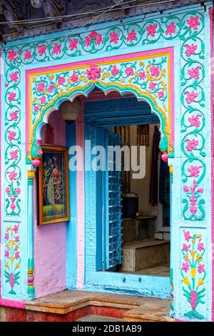 Bunte Tür, Chandni Chowk Basar, einer der ältesten Marktteilnehmer in Old Delhi, Indien Stockfoto