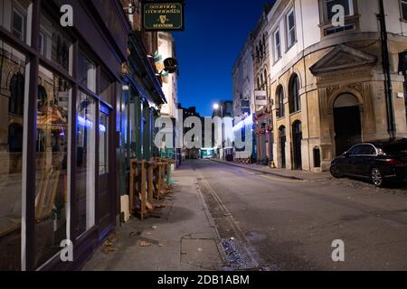 Bristol, Großbritannien. November 2020. Am ersten Abend des Lockdown 2 in England liegen die Straßen im Stadtzentrum von Bristol, berühmt für ihr lebhaftes Nachtleben, leer, Stockfoto