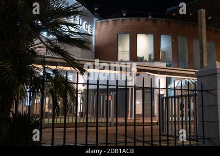 Bristol, Großbritannien. November 2020. Am ersten Abend des Lockdown 2 in England liegen die Straßen im Stadtzentrum von Bristol, berühmt für ihr lebhaftes Nachtleben, leer, Stockfoto