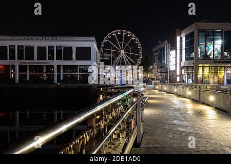 Bristol, Großbritannien. November 2020. Am ersten Abend des Lockdown 2 in England liegen die Straßen im Stadtzentrum von Bristol, berühmt für ihr lebhaftes Nachtleben, leer, Stockfoto