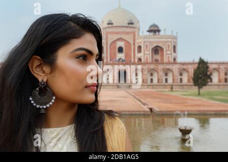 Junge Inderin vor Humayuns Grab und Denkmal, Delhi, Indien Stockfoto