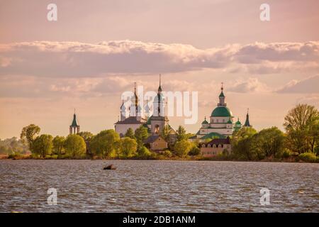 Spaso-Jakowlewski Kloster (Kloster des heiligen Jakob Heilands). Blick auf das Kloster vom Nero See. Rostow Weliki, Goldener Ring Russlands Stockfoto