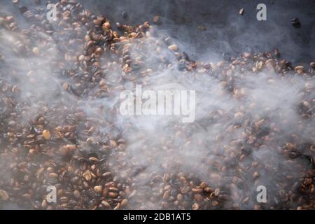 Rösten Äthiopische Kaffeebohnen, Äthiopien, Ostafrika Stockfoto