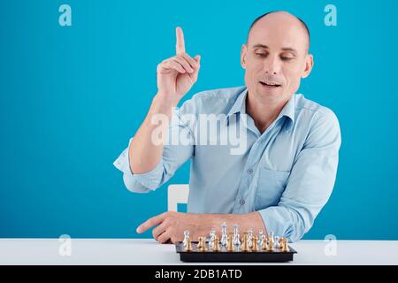 Mann spielt Schach Stockfoto