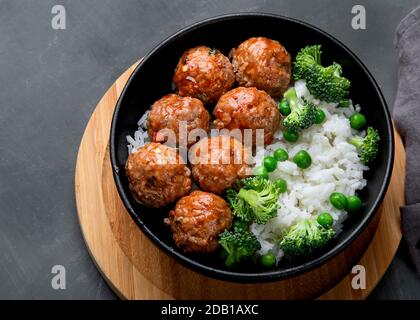 Hausgemachte Fleischbällchen mit gebratenem Reis mit Gemüse. Ausgewogene und gesunde Ernährung. Stockfoto