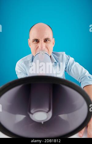 Mann schreit im Megaphon Stockfoto