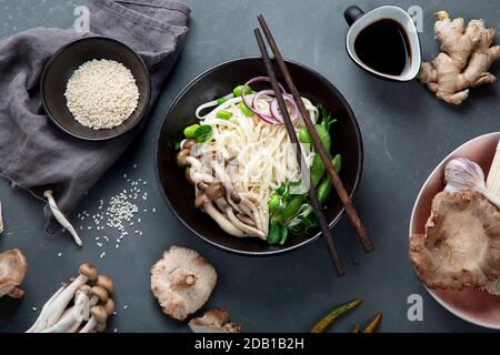 Udon Nudeln mit Pilzen und Gemüse. Asiatisches Essen. Draufsicht Stockfoto