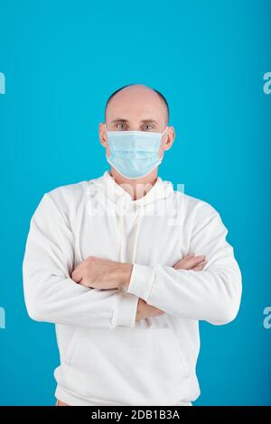 Reifer Mann in medizinische Maske Stockfoto