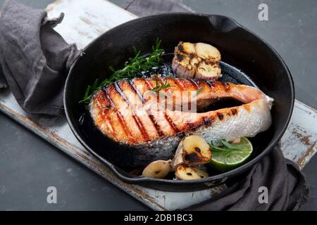 Lachssteak in einer Grillpfanne. Ausgewogene Ernährung. Stockfoto