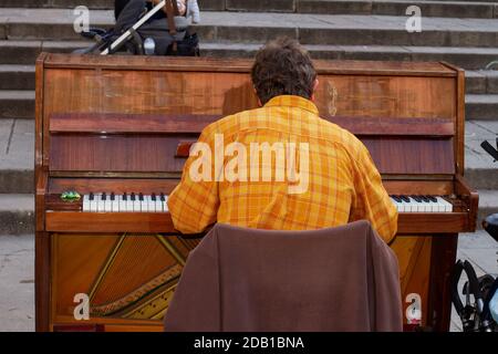 BARCELONA, SPANIEN - 14. Nov 2020: Barcelona, Spanien-14,2020. November: Straßenmusiker spielt Klavier in der Straße neben der Kathedrale von Barcelona. Stockfoto