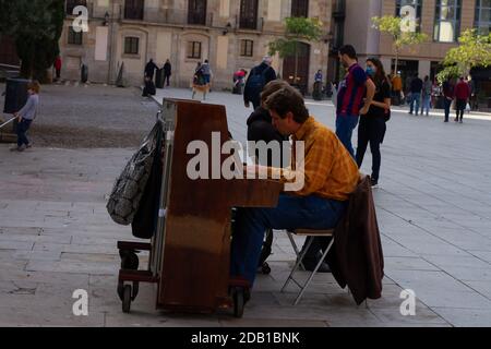 BARCELONA, SPANIEN - 14. Nov 2020: Barcelona, Spanien-14,2020. November: Straßenmusiker spielt Klavier in der Straße neben der Kathedrale von Barcelona. Stockfoto