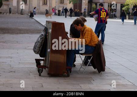 BARCELONA, SPANIEN - 14. Nov 2020: Barcelona, Spanien-14,2020. November: Straßenmusiker spielt Klavier in der Straße neben der Kathedrale von Barcelona. Stockfoto