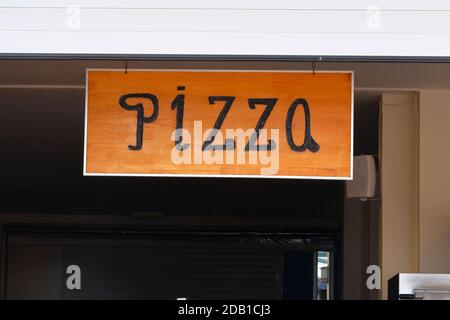 Holzschild mit schwarzer Aufschrift von Pizza. Nahaufnahme. Horizontale Ansicht. Vintage-Board. Stockfoto