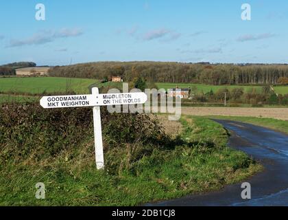 Traditionelles Holzschild in den Yorkshire Wolds, East Yorkshire, England Stockfoto