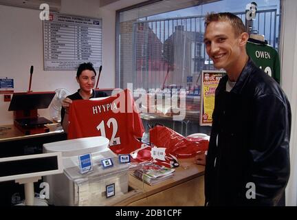 Der finnische Fußballspieler Sami Hyypiä in Liverpool im Jahr 2000 nach der Unterzeichnung beim FC Liverpool im Jahr 1999. Stockfoto