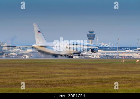 München, Deutschland - Oktober 25. 2020 : Wolga-Dnepr Airlines Antonov an-124-100 mit der Flugzeugzulassung RA-82042 im Anflug auf die südliche r Stockfoto