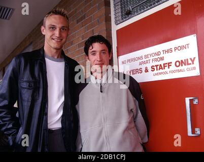 Der finnische Fußballer Sami Hyypiä mit Robbie Fowler in Liverpool 2000, nachdem er 1999 beim FC Liverpool unterschrieben hatte. Stockfoto