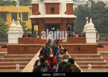 Kathmandu, Nepal. November 2020. Menschen, die Gesichtsmasken als Vorsichtsmaßnahme gegen das Coronavirus tragen, werden am Rani Pokhari (Königinnenteich) während Bhai Tika, dem letzten Tag des Tihar Festivals in Kathmandu, Nepal, am 16. November 2020 gesehen. Quelle: Sulav Shrestha/Xinhua/Alamy Live News Stockfoto